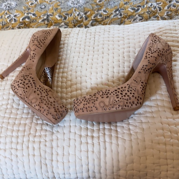 BCBG Cut out Platform heel nwot - Picture 5 of 5